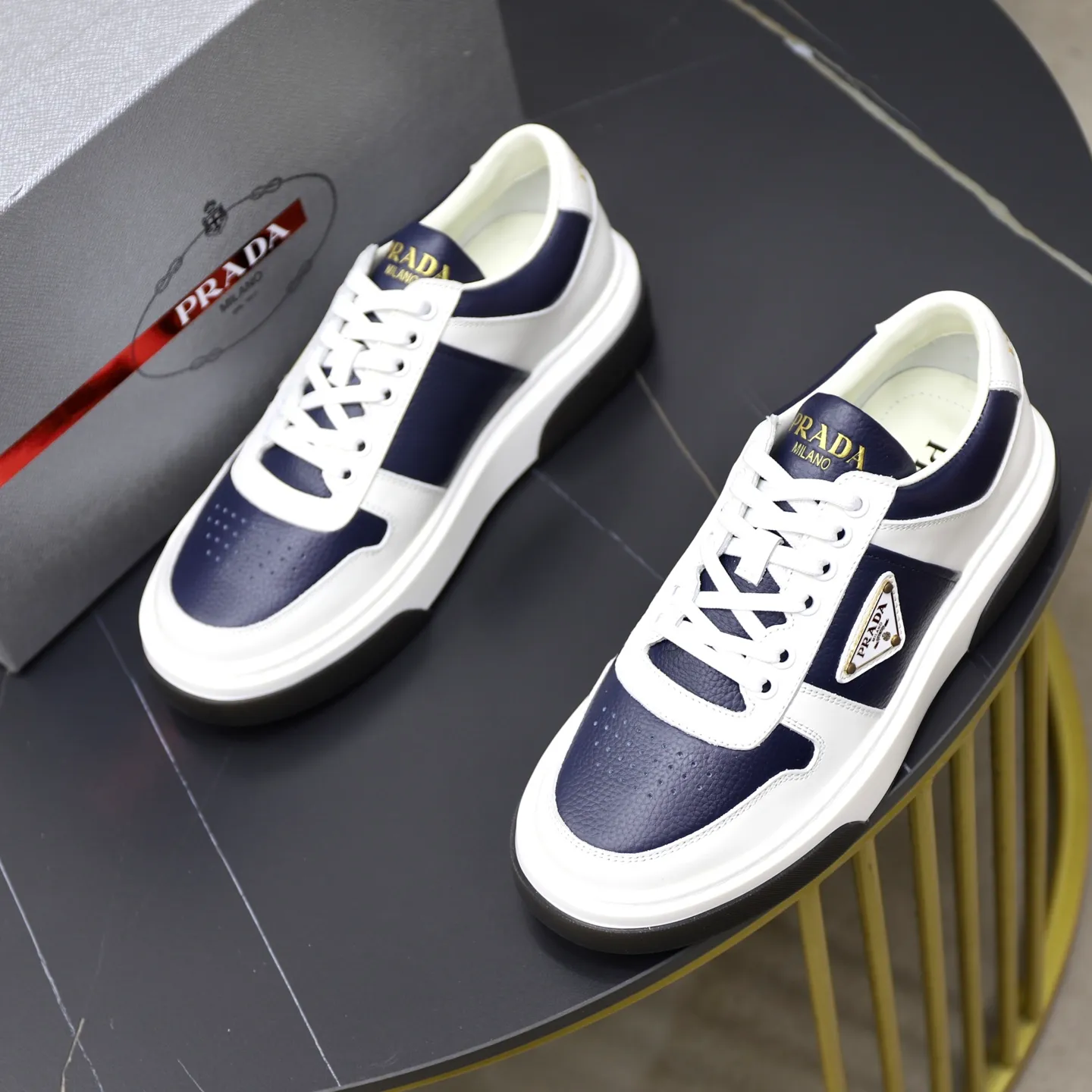 Factory price: 720💰Top original order Brand: PRADA (Prada) Standard code: Men's size 38/44 (45 can be customized) Grade: Same as the official website Material: Original cowhide stitching imported cowhide lining Original combination two-color wear-resistant soft outsole Style category: Leisure and sports version Young fashion European and American trend British style Color: Actual picture color
